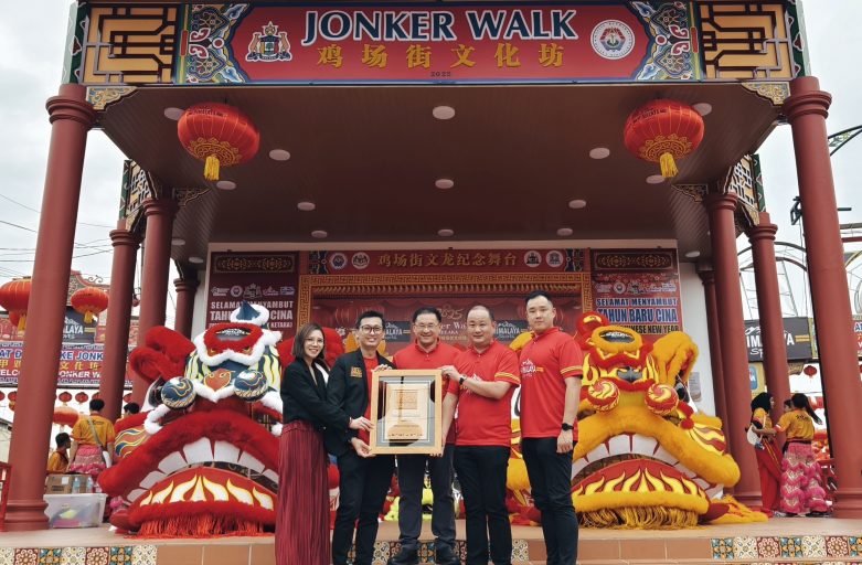 Himalaya Receives Prestigious ASEAN Records for the Largest Twin Lion Dance